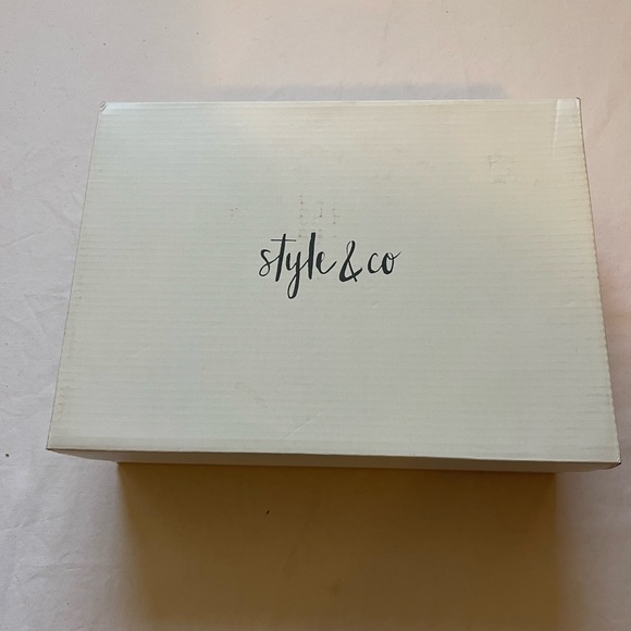 Style & Co Woman’s ankle booties. Size 8M - Picture 4 of 7